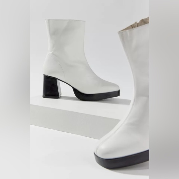 UO Block Heel Leather Ankle Boots - Picture 3 of 4